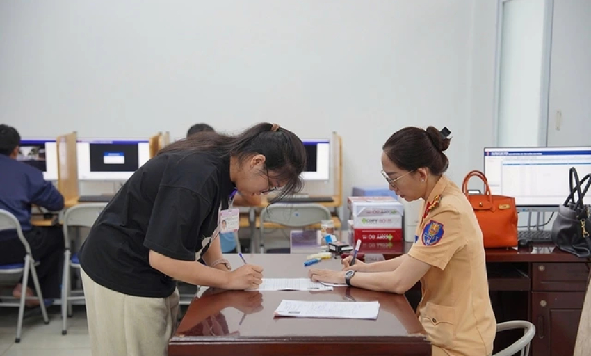 CSGT vừa sát hạch vừa cấp đổi GPLX: Người dân được lợi gì?