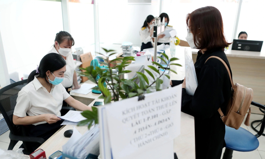 Giá tăng, thuế lạc hậu kéo thu nhập giảm
