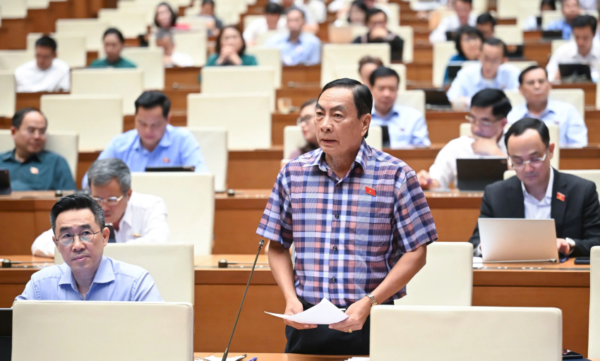 'Giá vàng miếng, vàng nhẫn trong nước nhảy múa lung tung'