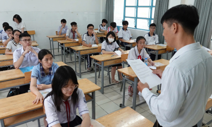 Giám thị tuân thủ quy chế thi để đảm bảo quyền lợi thí sinh
