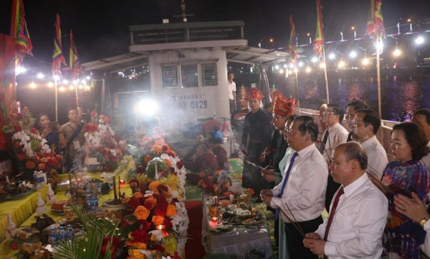Hòa Bình tổ chức Lễ cầu ngư thả hoa đăng năm 2025