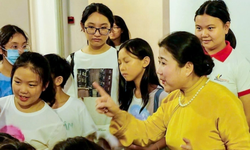 Linh Huyền dạy ca cải lương trong triển lãm tranh của mình