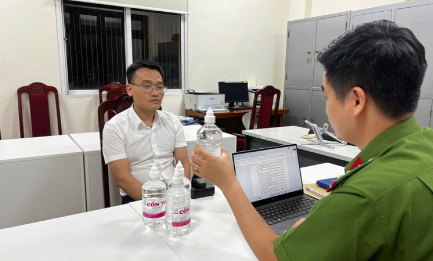 Một phó chủ tịch thị trấn ở Hà Nội bị bắt vì sản xuất cồn y tế giả