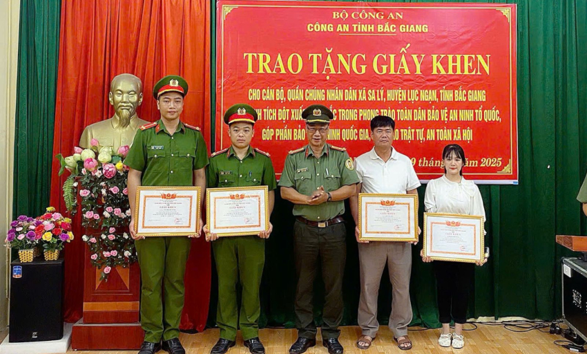 Phát hiện tội phạm nhập cảnh trái phép, bắt giữ nhóm nghi phạm cướp tài sản: Công an xã Sa Lý được Giám đốc Công an tỉnh Bắc Giang khen thưởng đột xuất