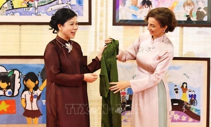 Phu nhân Tổng Bí thư mời Tổng Giám đốc UNESCO thưởng thức tiệc trà
