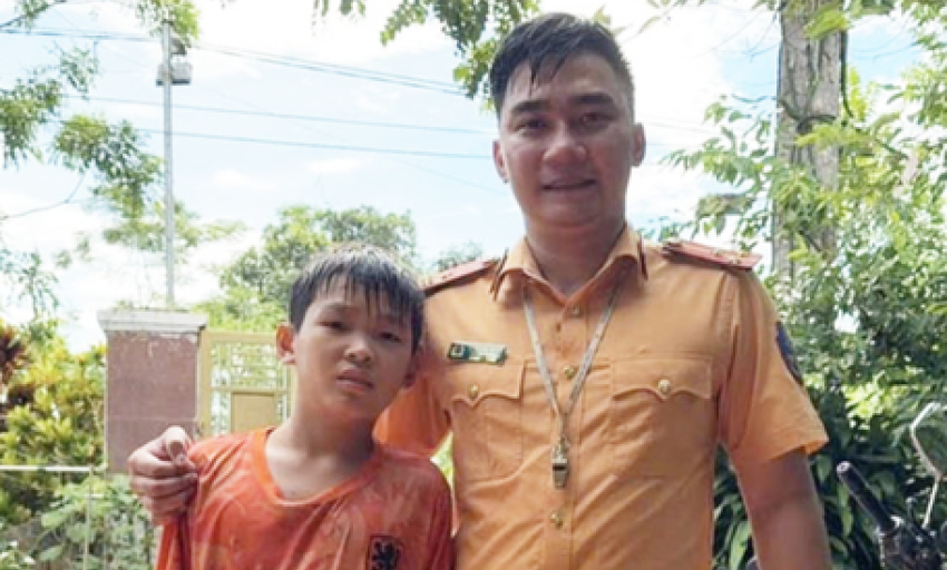 Thượng úy giao thông cứu bé trai giữa dòng nước lũ
