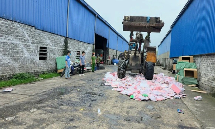 Tiêu hủy gần 2.000 gấu bông Baby Three chứa chất độc