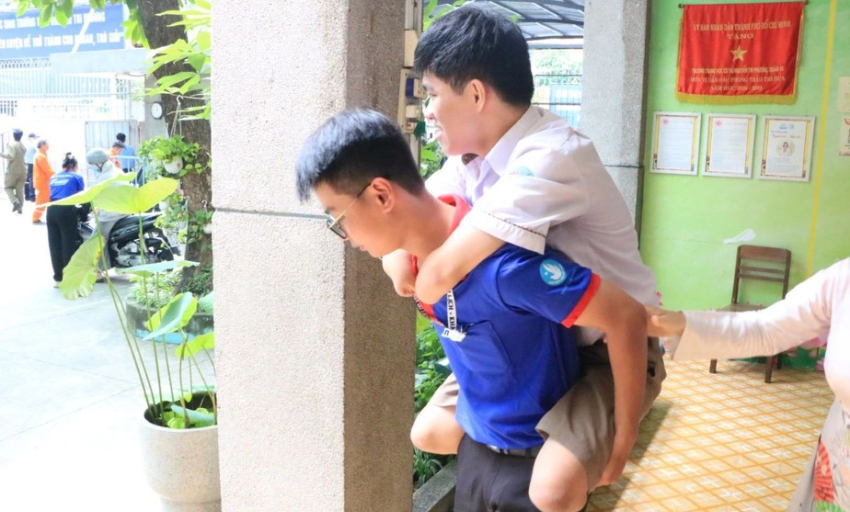 Tình nguyện viên cõng thí sinh mất tay, chân đi thi tốt nghiệp THPT 2025