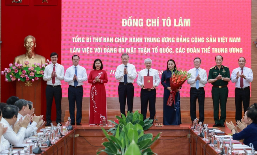Tổng Bí thư Tô Lâm trao quyết định chức năng, tổ chức bộ máy Cơ quan Ủy ban TƯ MTTQ Việt Nam