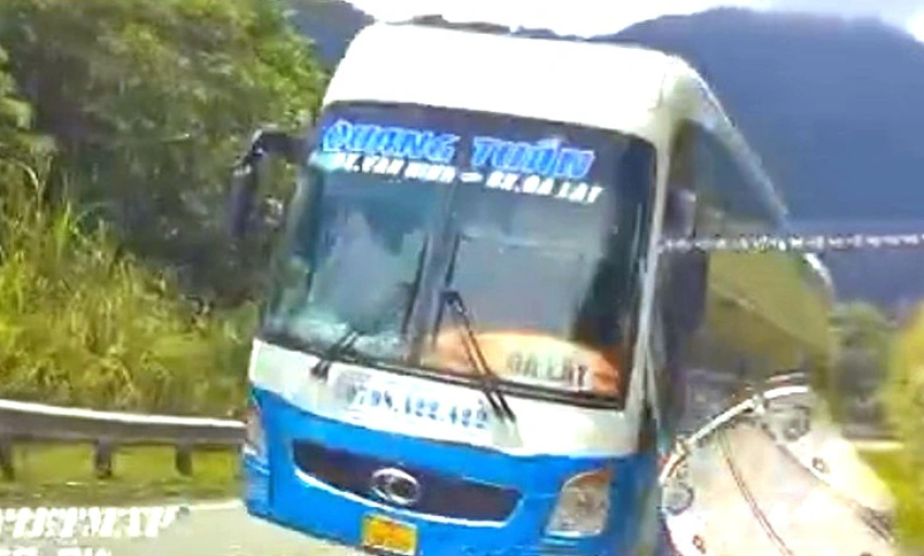 Xử phạt tài xế xe khách giường nằm vượt ẩu trên đèo Khánh Lê, suýt gây tai nạn