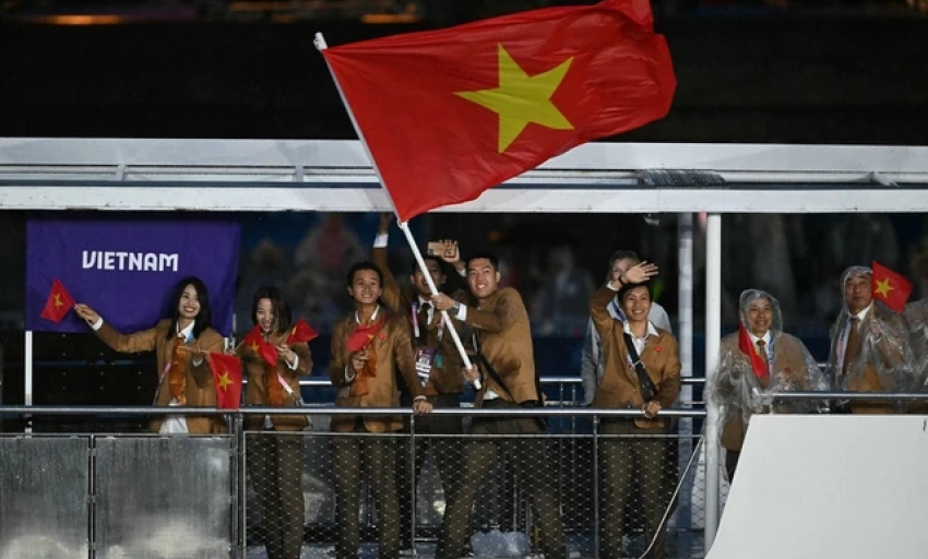 Olympic 2024 khai mạc hoành tráng, độc lạ nhất lịch sử: Cờ Việt Nam tung bay trên thuyền