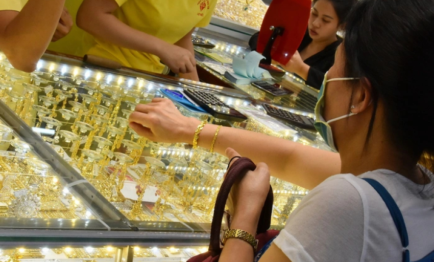 Biến động mạnh, giá vàng miếng SJC chạm mức 121 triệu đồng/lượng