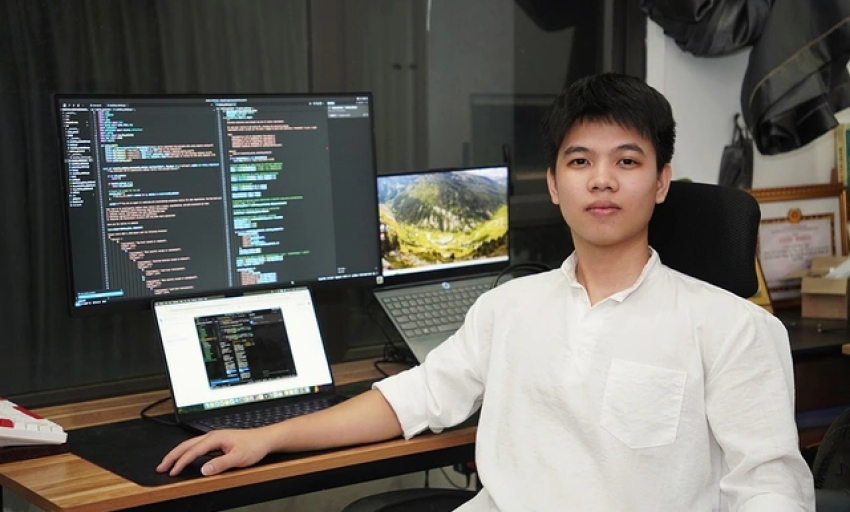 Chàng trai tốt nghiệp sớm một học kỳ loại xuất sắc
