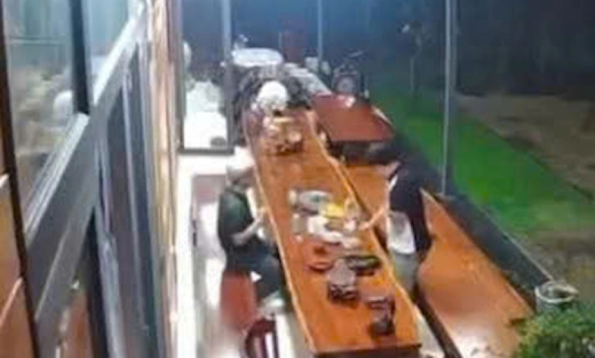 Đang ngồi với bạn tại nhà, người đàn ông bất ngờ trúng đạn và tử vong ngay sau đó