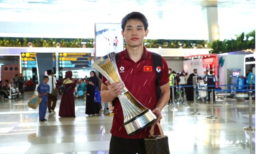 Đình Bắc ‘khệ nệ’ cầm cúp, CĐV Indonesia xin chữ ký U.23 Việt Nam ở sân bay