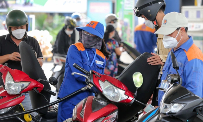 Giá xăng giảm mạnh hơn 1.000 đồng/lít