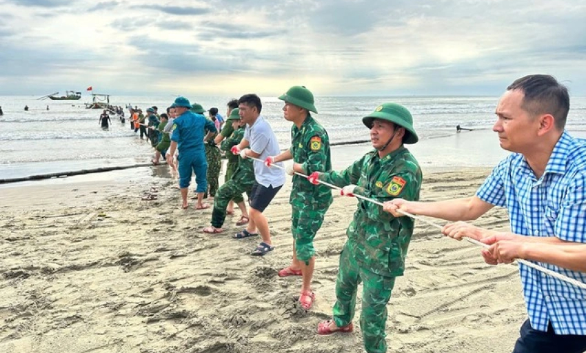 Hà Tĩnh: Giông lốc đánh chìm 58 tàu thuyền, 154 nhà dân bị tốc mái