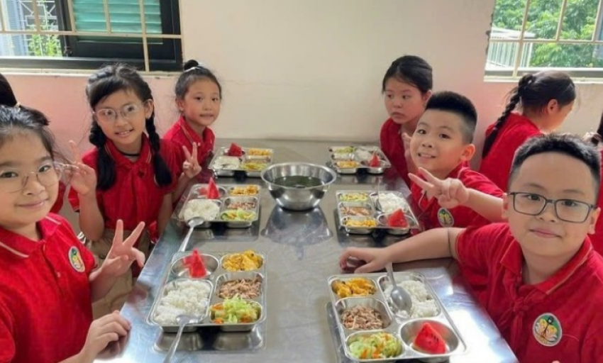 Hỗ trợ bữa ăn bán trú: Giảm gánh nặng phụ huynh, chăm lo dinh dưỡng cho học sinh tiểu học