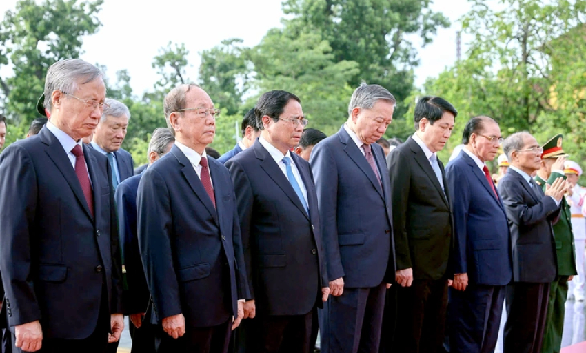 Lãnh đạo Đảng, Nhà nước tưởng niệm các anh hùng liệt sĩ, vào Lăng viếng Bác