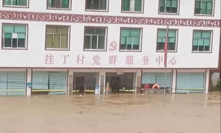 Mưa lớn khiến sông vỡ bờ, gây lũ quét chết người ở Trung Quốc