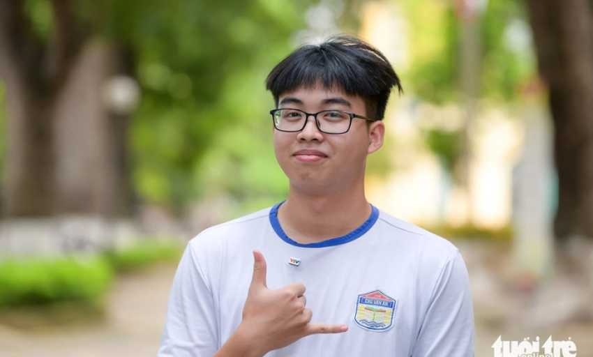 Nam sinh đạt 5 danh hiệu thủ khoa toàn quốc: Chọn ngành kỹ thuật nhưng yêu văn, làm thơ, viết rap