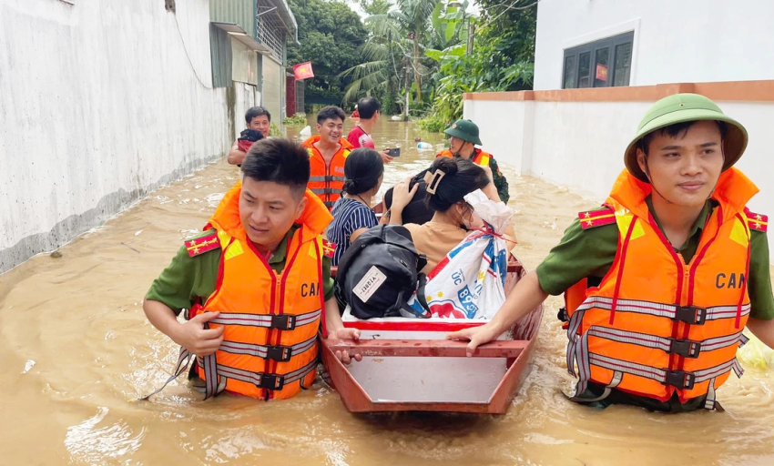 Nước sông Lam tiếp tục dâng, người dân vùng hạ du chạy lũ