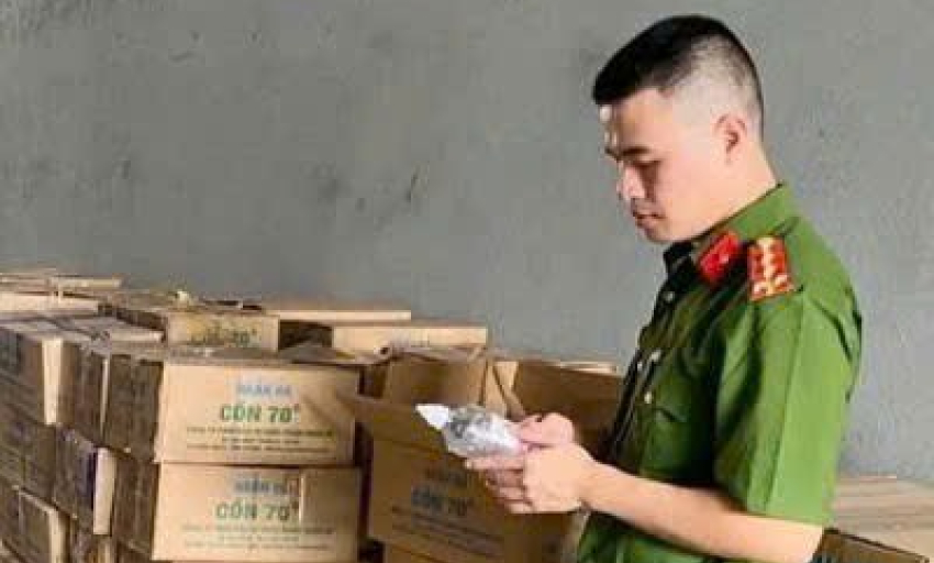 Phá đường dây sản xuất, buôn bán cồn y tế giả quy mô lớn