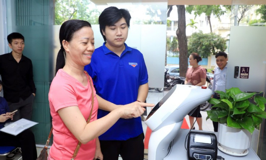 Phường đầu tiên của Hà Nội đưa robot vào phục vụ nhân dân giải quyết thủ tục hành chính
