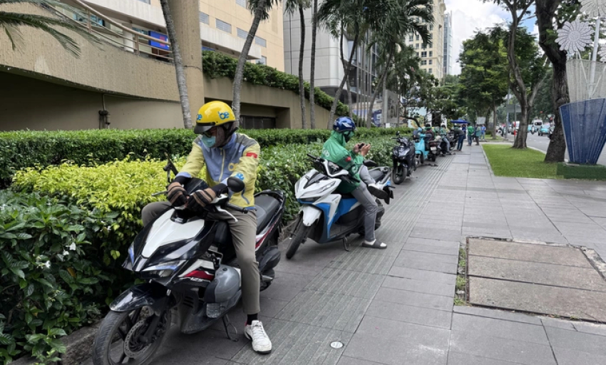 Tài xế công nghệ lo khó chuyển đổi xe máy xăng sang xe điện