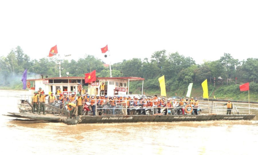 Tạm dừng vận hành phà quân sự qua sông Hồng tại khu vực cầu phao Phong Châu
