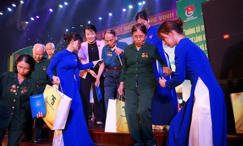 Thế hệ áo xanh thời 'số hóa' tri ân thế hệ 'đào núi, lấp biển'
