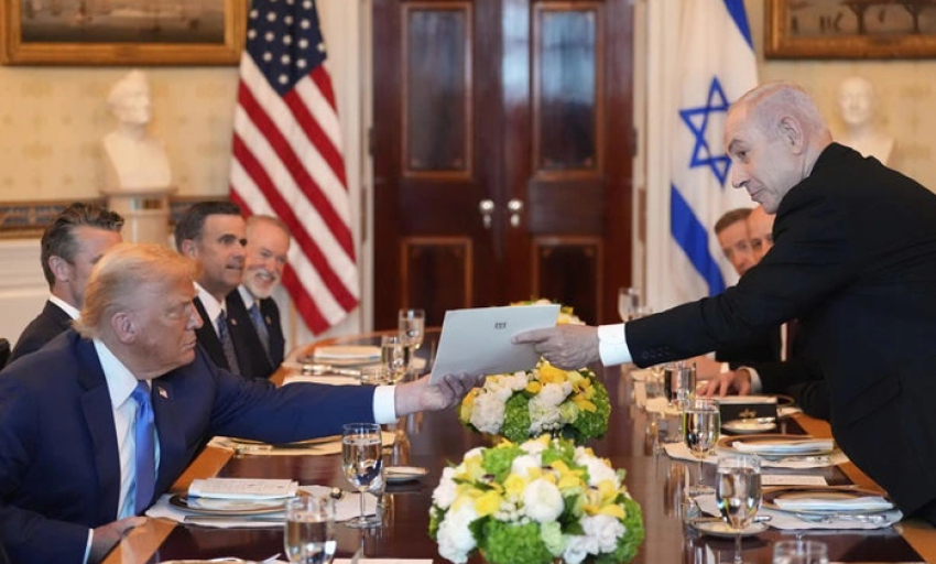 Thủ tướng Israel trao tận tay Tổng thống Donald Trump món quà bất ngờ