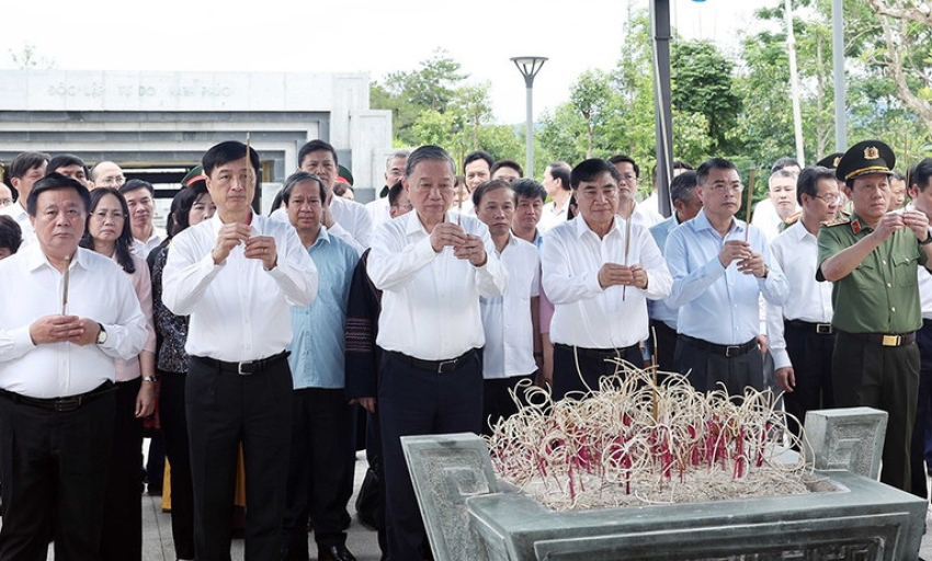 Tổng Bí thư Tô Lâm dâng hương tưởng niệm các anh hùng liệt sĩ tại Điện Biên