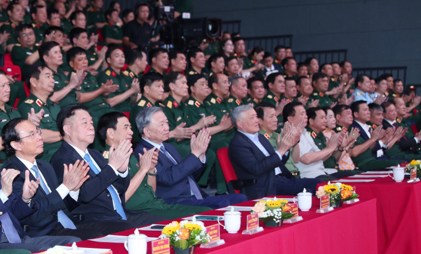 Tổng Bí thư Tô Lâm dự giao lưu nghệ thuật 'Khắc ghi lời Bác - vang nhịp quân hành'