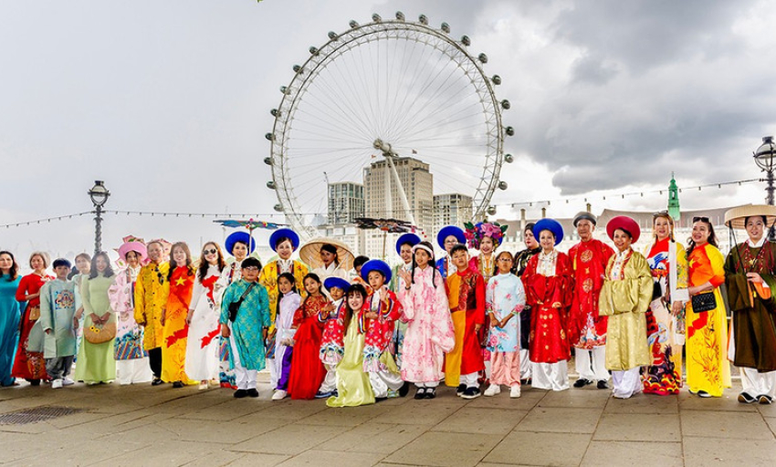 Trình diễn Việt phục trên đường phố London