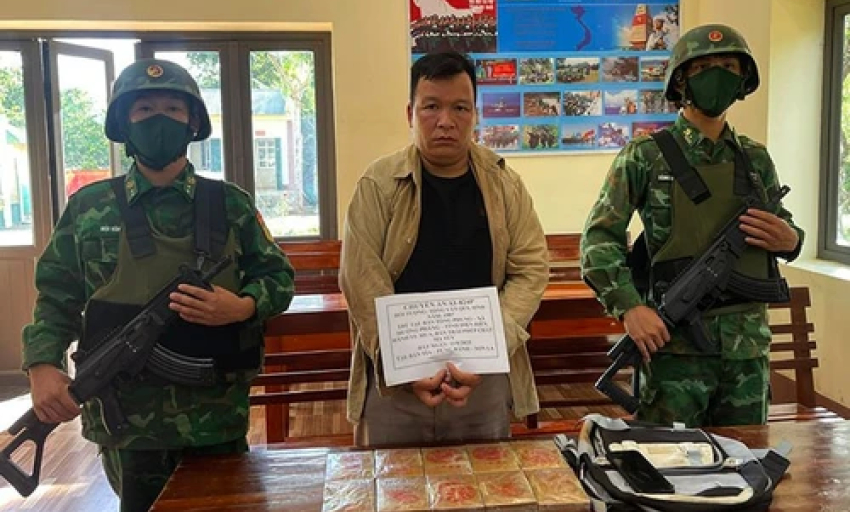 Bắt đối tượng có hành vi mua bán trái phép 10 bánh heroin