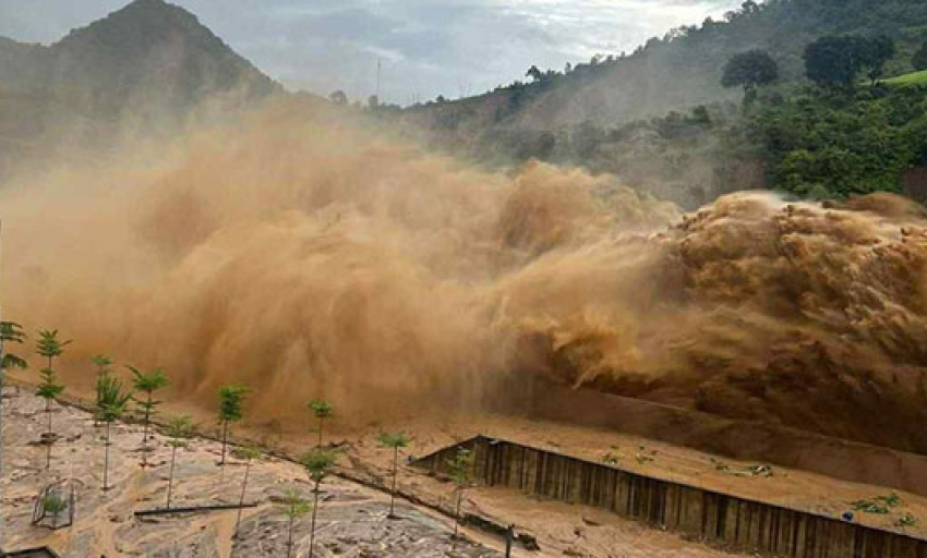 Bão số 5 vừa tan, xuất hiện vùng áp thấp đang mạnh lên, hướng về Biển Đông