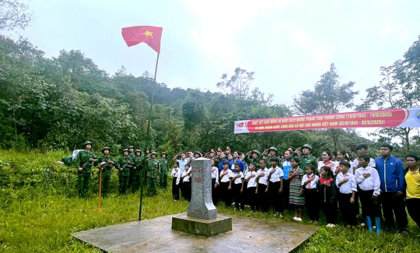 Bộ đội biên phòng Đà Nẵng làm lễ đỡ đầu học sinh nghèo người Lào trên cột mốc biên giới
