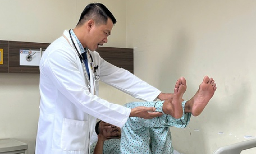 Chồng đột quỵ, vợ xem mạng xã hội chích máu đầu ngón tay dẫn đến nguy kịch