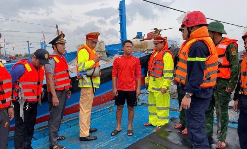 Đà Nẵng cấm biển, tăng cấp độ ứng phó khẩn cấp bão số 5