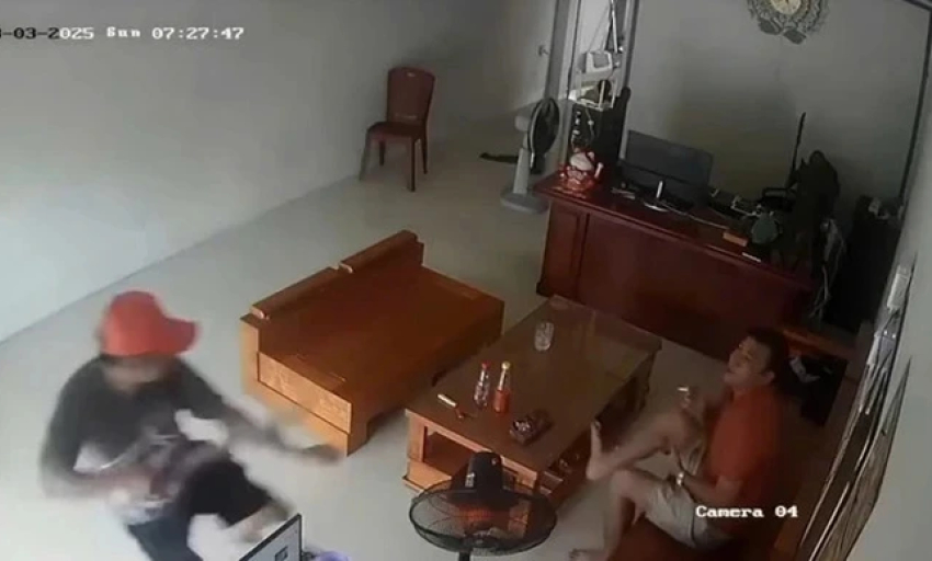 Đang ngồi trong nhà hút thuốc, người đàn ông bị kẻ lạ mặt xông vào chém đứt lìa tay