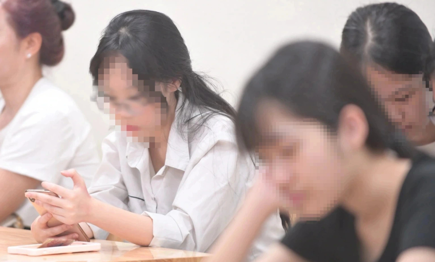 Hà Nội siết chặt quản lý học sinh sử dụng điện thoại trong trường