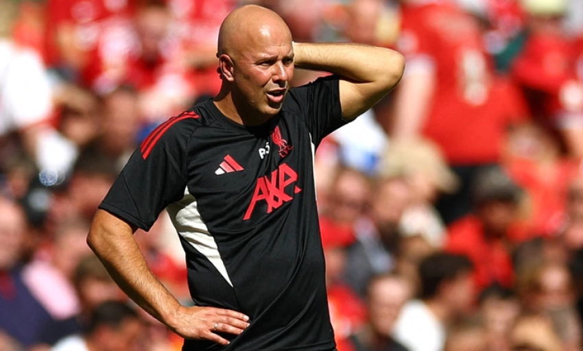 HLV Arne Slot và Van Dijk bất đồng sau trận thua của Liverpool tại Siêu cúp Anh