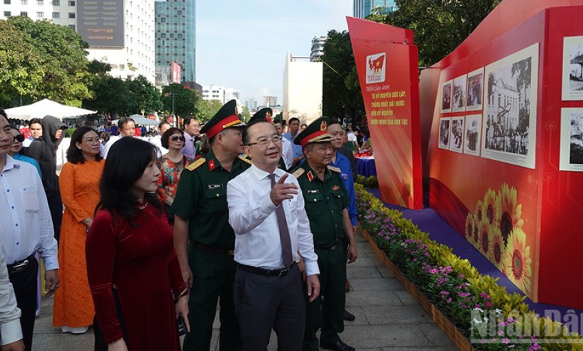 Khai mạc triển lãm “Từ kỷ nguyên độc lập, thống nhất đất nước đến kỷ nguyên vươn mình của dân tộc”