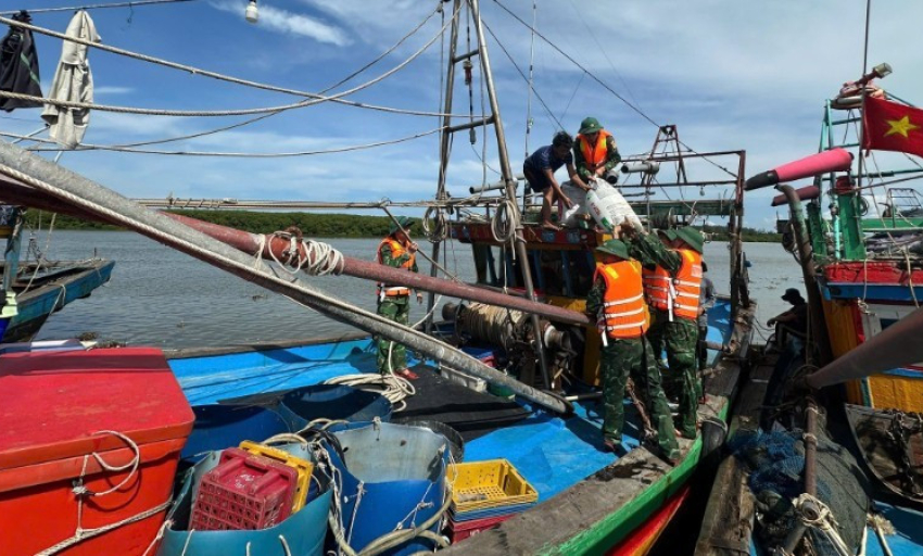 Khẩn trương kêu gọi tàu thuyền vào nơi trú ẩn an toàn