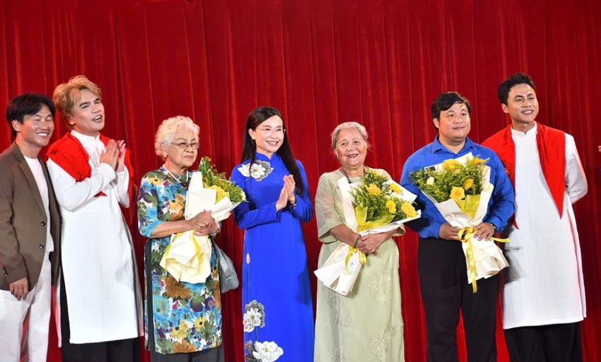 Khởi động chuyến xe 'Tự hào Việt Nam' đi dọc đường Trường Sơn huyền thoại
