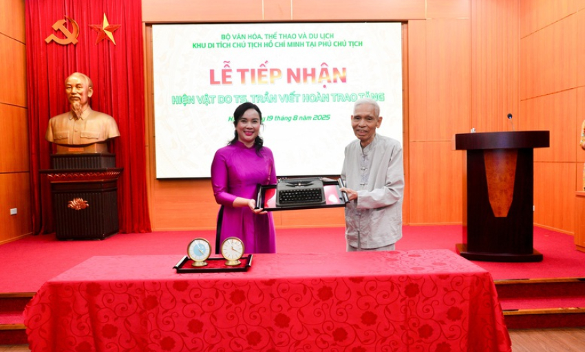 Khu Di tích Chủ tịch Hồ Chí Minh tại Phủ Chủ tịch tiếp nhận hiện vật về Chủ tịch Hồ Chí Minh