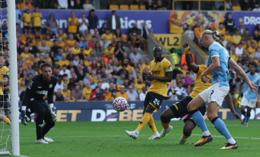 Man City đại thắng 4-0 tại "hang sói", độc chiếm đỉnh bảng Ngoại hạng