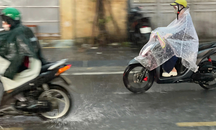 Miền Bắc mưa giông, miền Trung tiếp tục nắng nóng