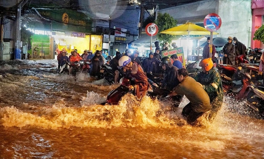 Nắng nóng chưa qua, bão đang 'thập thò'